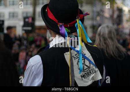 Hunderte von Menschen in Berkeley Square versammelt, ein Lied zu singen von 1939 genannten "A Nightingale sang in Berkeley Square". Aussterben Rebellion arbeitete in Zusammenarbeit mit Sam Lee "Singende mit Nachtigallen" & "Das Nest Kollektive". Stockfoto