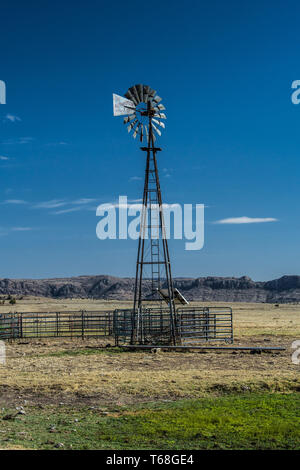 Eine Ranch Windmühle, nahe Alpine Texas Stockfoto