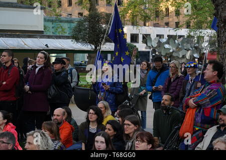 Hunderte von Menschen in Berkeley Square versammelt, ein Lied zu singen von 1939 genannten "A Nightingale sang in Berkeley Square". Aussterben Rebellion arbeitete in Zusammenarbeit mit Sam Lee "Singende mit Nachtigallen" & "Das Nest Kollektive". Stockfoto