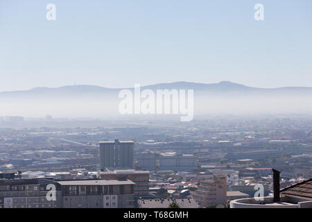 Smog Schicht, die die Stadt Wohn- und Gewerbegebieten von Kapstadt in Südafrika auf einer windstillen Tag im Herbst übersicht Umweltverschmutzung Stockfoto