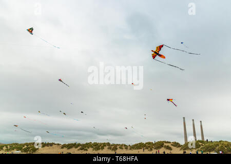 Drachen steigen. Jährliche Morro Bay Kite Festival, Kalifornien Stockfoto