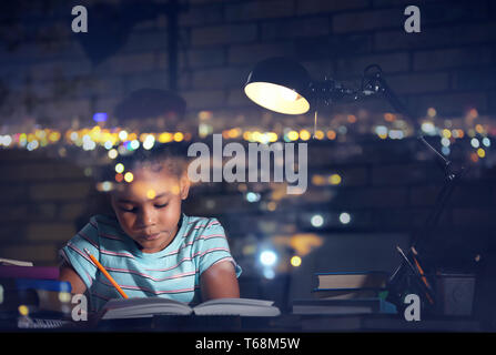 Double Exposure der kleine Afrikaner - Mädchen mit Hausaufgaben und beleuchtete Stadt in Abend Stockfoto
