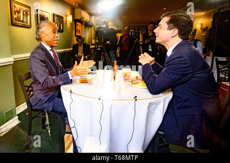 Bürgermeister Peter Buttigieg (D) in South Bend, Indiana und Reverend Al Sharpton sind in Sylvia's Restaurant gesehen, da sie das Mittagessen zusammen in Harlem, New York City essen. Stockfoto