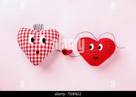 Romantischen Komposition mit Stoff Herz auf farbigen Hintergrund. Valentines Tag Feier Stockfoto