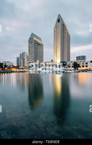 Blick auf die Downtown Skyline bei Nacht von Embarcadero Marina Park Nord, in San Diego, Kalifornien Stockfoto