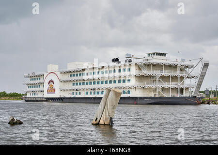 Die Argosy Casino gambling Riverboat, ein Boot in Bayou La Batre, Alabama, USA angedockt ist, zur Reparatur oder verschrottet werden. Stockfoto