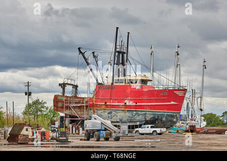 Angeln Boot oder Schiff im Trockendock zur Reparatur oder zur Nachrüstung in Bayou La Batre Alabama, USA. Stockfoto