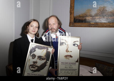 Paris, Frankreich. 29 Apr, 2019. Schauspielerin Diane Rouxel und Schauspieler Philippe Katerine Gewinner der 37 Romy Schneider und Patrick Dewaere Auszeichnungen. Stockfoto