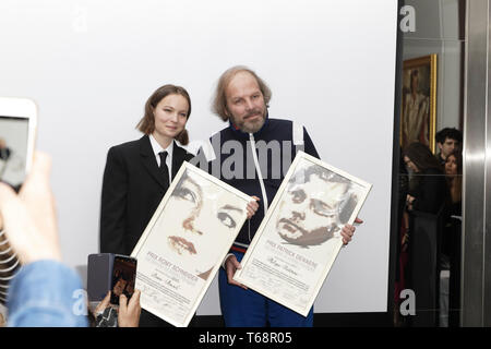 Paris, Frankreich. 29 Apr, 2019. Schauspielerin Diane Rouxel und Schauspieler Philippe Katerine Gewinner der 37 Romy Schneider und Patrick Dewaere Auszeichnungen. Stockfoto