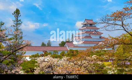 Aizuwakamatsu Schloss und Kirschblüte in Fukushima, Japan Aizuwakamatsu, Japan - 21 April 2018: aizu-wakamatsu Schloss und Kirschblüte gebaut von einem Stockfoto