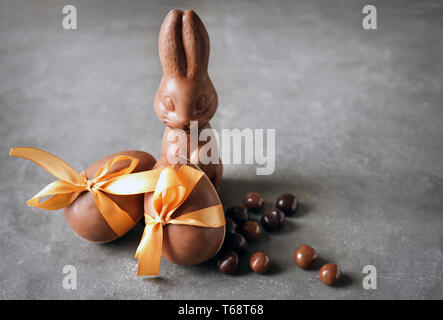 Schokolade Osterhasen, Eier und Süßigkeiten auf Tisch Stockfoto