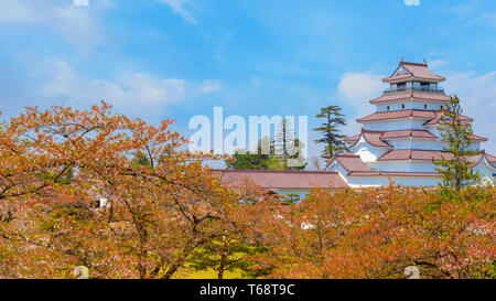 Aizuwakamatsu Schloss und Kirschblüte in Fukushima, Japan Aizuwakamatsu, Japan - 21 April 2018: aizu-wakamatsu Schloss und Kirschblüte gebaut von einem Stockfoto