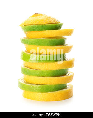 Stapel von lecker Kalk und Zitronenscheiben auf weißem Hintergrund Stockfoto