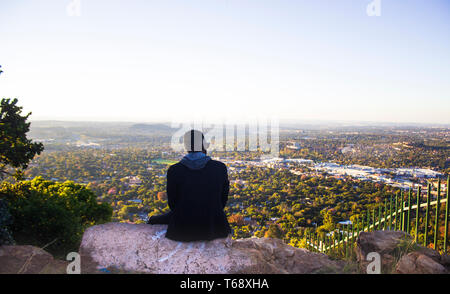 Liebe, bis die Bäume ihre Blätter fallen, dann ermutigen, auch im nächsten Jahr wieder zu versuchen. Das Gefühl von Freiheit. Stockfoto