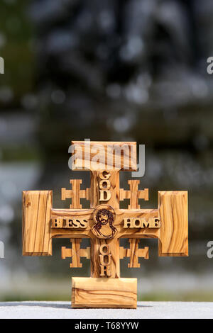 Croix de Jérusalem en bois d'Olivier représentant Jésus-Christ devant une Fontaine. Stockfoto