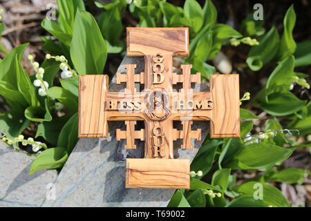 Croix de Jérusalem en bois d'Olivier représentant Jésus-Christ sur une Pierre tombale. Stockfoto