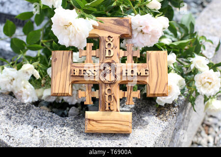 Croix de Jérusalem en bois d'Olivier représentant Jésus-Christ sur une Pierre tombale. Stockfoto