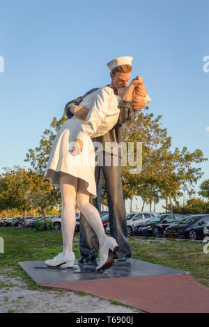 Sarasota, FL - 28. März 2019: Die Statue bedingungslose Kapitulation von Seward Johnson ein beliebtes touristisches Wahrzeichen ist in Sarasota. Mehrere Kopien vorhanden sind Stockfoto