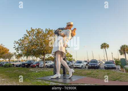 Sarasota, FL - 28. März 2019: Die Statue bedingungslose Kapitulation von Seward Johnson ein beliebtes touristisches Wahrzeichen ist in Sarasota. Mehrere Kopien vorhanden sind Stockfoto