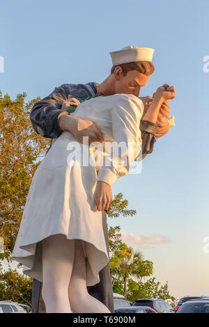 Sarasota, FL - 28. März 2019: Die Statue bedingungslose Kapitulation von Seward Johnson ein beliebtes touristisches Wahrzeichen ist in Sarasota. Mehrere Kopien vorhanden sind Stockfoto