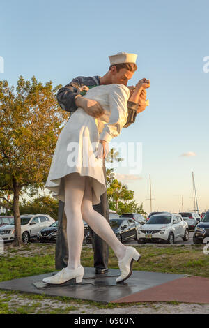 Sarasota, FL - 28. März 2019: Die Statue bedingungslose Kapitulation von Seward Johnson ein beliebtes touristisches Wahrzeichen ist in Sarasota. Mehrere Kopien vorhanden sind Stockfoto