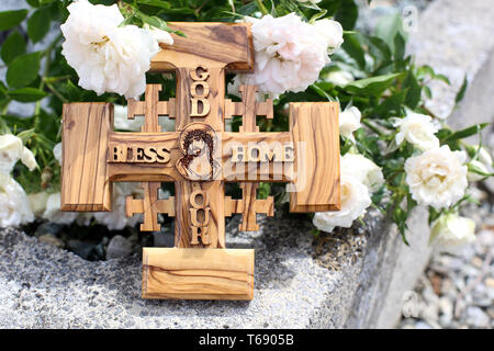 Croix de Jérusalem en bois d'Olivier représentant Jésus-Christ sur une Pierre tombale. Stockfoto