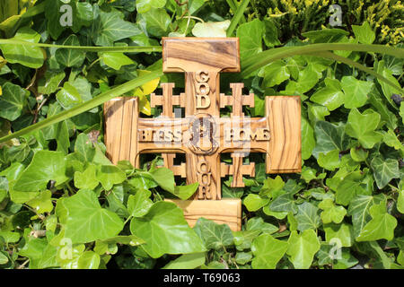 Croix de Jérusalem en bois d'Olivier représentant Jésus-Christ sur du Lierre. Stockfoto