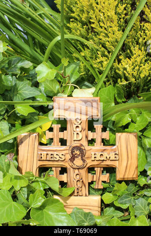 Croix de Jérusalem en bois d'Olivier représentant Jésus-Christ sur du Lierre. Stockfoto