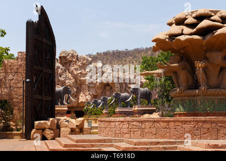 Gigantische Elefant Statuen auf der Brücke im berühmten Lost City Stockfoto