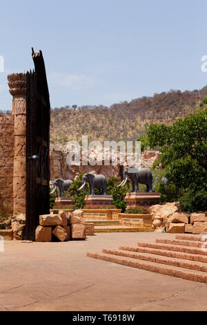 Gigantische Elefant Statuen auf der Brücke im berühmten Lost City Stockfoto