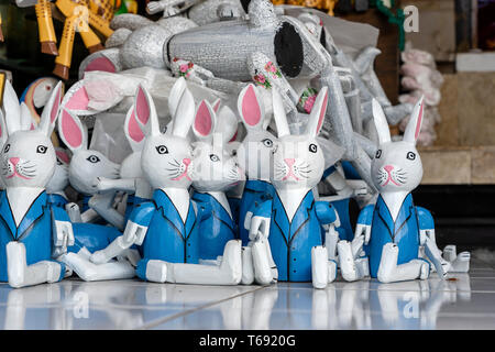 Verkauf von Souvenirs - Lustige handgefertigten Holzmöbeln Hasen in Street Market. Farbenfrohe Kinder Spielzeug und Dekoration für Innen. Ubud, Bali Insel, Indone Stockfoto