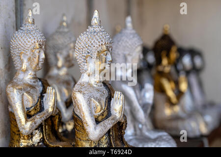 Buddha Figuren Souvenir auf dem Display zum Verkauf auf der Straße Markt in Ubud, Bali, Indonesien. Kunsthandwerk und Souvenir Shop angezeigt werden, schließen Stockfoto