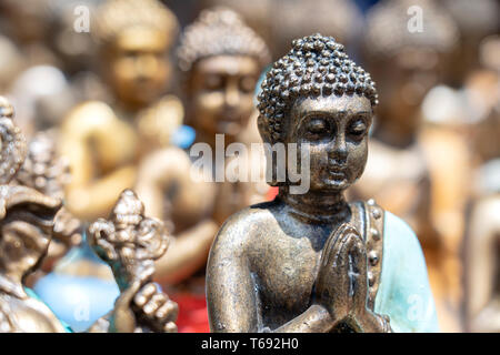 Buddha Figuren Souvenir auf dem Display zum Verkauf auf der Straße Markt in Ubud, Bali, Indonesien. Kunsthandwerk und Souvenir Shop angezeigt werden, schließen Stockfoto