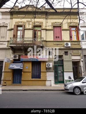 Stadt Cordoba, Cordoba, Argentinien - 2019: Ein traditionelles Haus in der Nähe der Innenstadt zeigt die typischen architektonischen Stil dieser Stadt. Stockfoto