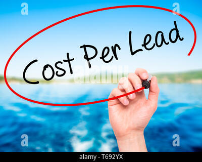 Mann Hand schreiben Kosten pro Lead mit schwarzem Marker auf visuelle Bildschirm Stockfoto
