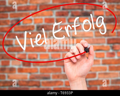 Mann Hand schreiben Viel Erfolg (viel Erfolg in Deutscher Sprache) mit schwarzem Marker auf visuelle Bildschirm Stockfoto