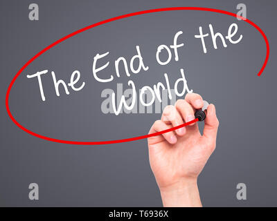 Mann Hand schreiben ans Ende der Welt mit schwarzem Marker auf visuelle Bildschirm Stockfoto