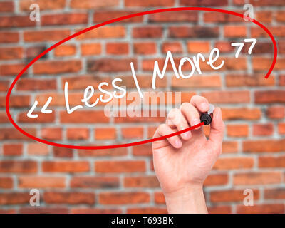 Hand Weniger - Mehr schreiben mit schwarzem Marker auf visuelle Bildschirm Stockfoto