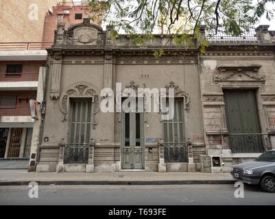 Stadt Cordoba, Cordoba, Argentinien - 2019: Ein traditionelles Haus in der Nähe der Innenstadt zeigt die typischen architektonischen Stil dieser Stadt. Stockfoto