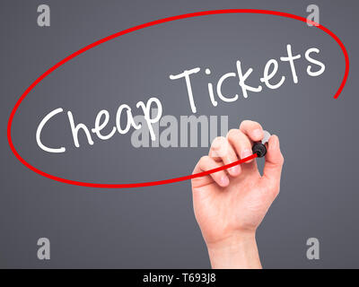 Hand billige Tickets schreiben mit schwarzem Marker auf visuelle Bildschirm Stockfoto