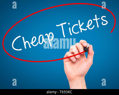 Hand billige Tickets schreiben mit schwarzem Marker auf visuelle Bildschirm Stockfoto