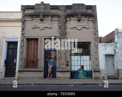 Stadt Cordoba, Cordoba, Argentinien - 2019: Ein traditionelles Haus in der Nähe der Innenstadt zeigt die typischen architektonischen Stil dieser Stadt. Stockfoto