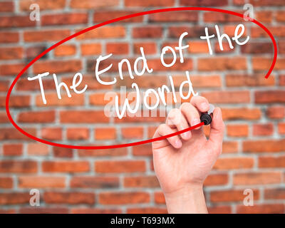 Mann Hand schreiben ans Ende der Welt mit schwarzem Marker auf visuelle Bildschirm Stockfoto