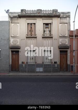 Stadt Cordoba, Cordoba, Argentinien - 2019: Ein traditionelles Haus in der Nähe der Innenstadt zeigt die typischen architektonischen Stil dieser Stadt. Stockfoto