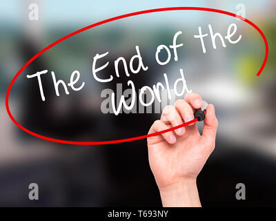 Mann Hand schreiben ans Ende der Welt mit schwarzem Marker auf visuelle Bildschirm Stockfoto