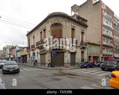 Stadt Cordoba, Cordoba, Argentinien - 2019: Ein traditionelles Haus in der Nähe der Innenstadt zeigt die typischen architektonischen Stil dieser Stadt. Stockfoto