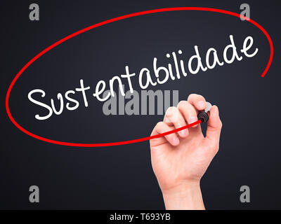 Mann Hand schreiben Sustentabilidade (in Portugiesisch - Nachhaltigkeit) mit schwarzem Marker auf visuelle Bildschirm Stockfoto