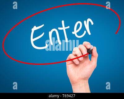 Hand schreiben mit schwarzem Marker auf visuelle Bildschirm eingeben Stockfoto