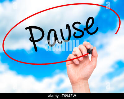 Mann Hand schreiben Pause mit schwarzem Marker auf visuelle Bildschirm Stockfoto