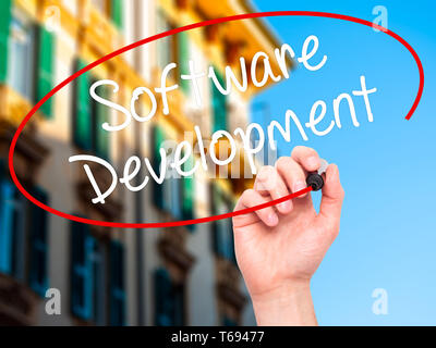 Hand schreiben Software Entwicklung mit schwarzem Marker auf visuelle Bildschirm Stockfoto